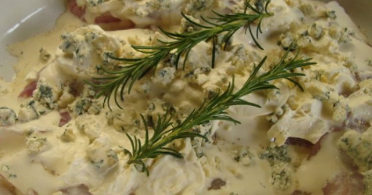 Merluza al horno con salsa roquefort