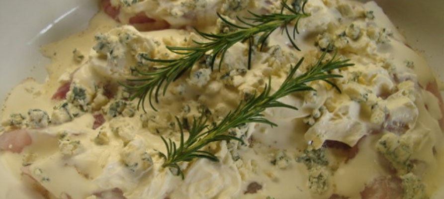 Merluza al horno con salsa roquefort