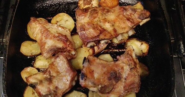Costillar asado con patatas a lo pobre