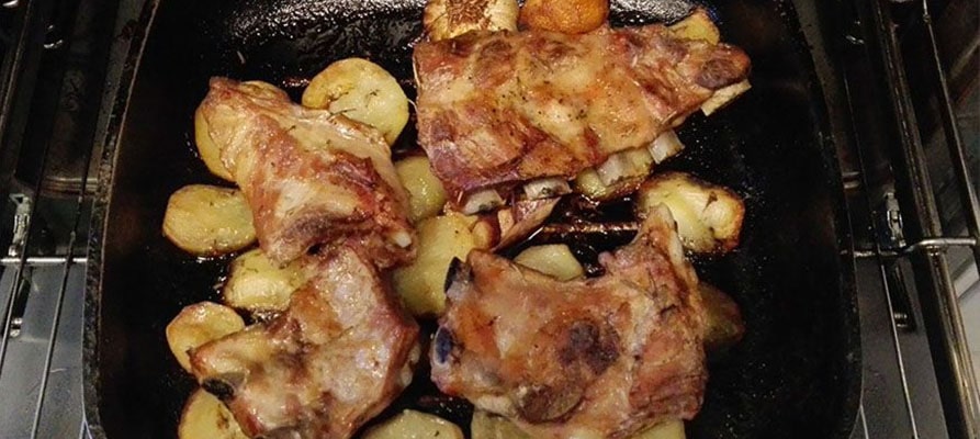 Costillar asado con patatas a lo pobre
