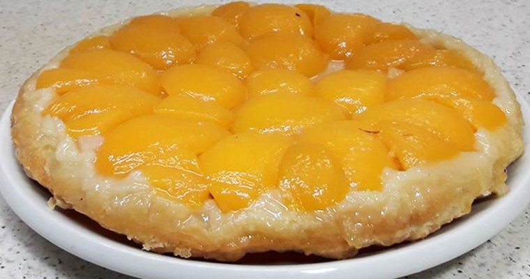 Tarta de hojaldre y melocotón en almíbar
