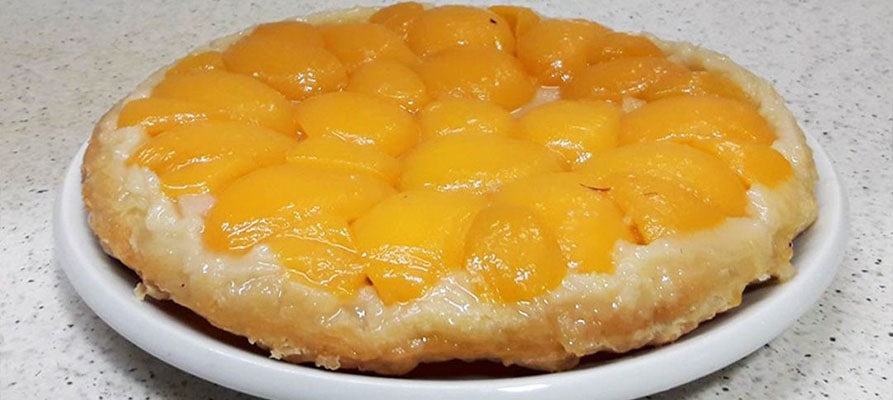 Tarta de hojaldre y melocotón en almíbar