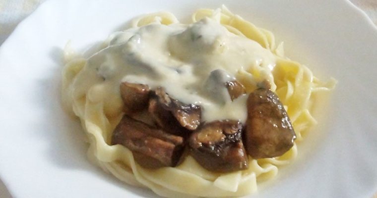 Pasta con setas y salsa de queso