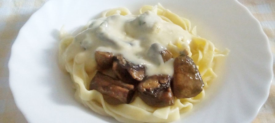 Pasta con setas y salsa de queso