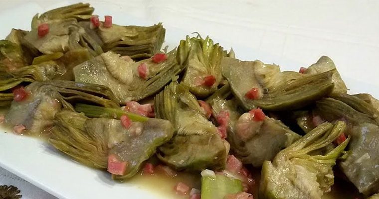 Alcachofas con jamón y cebolla