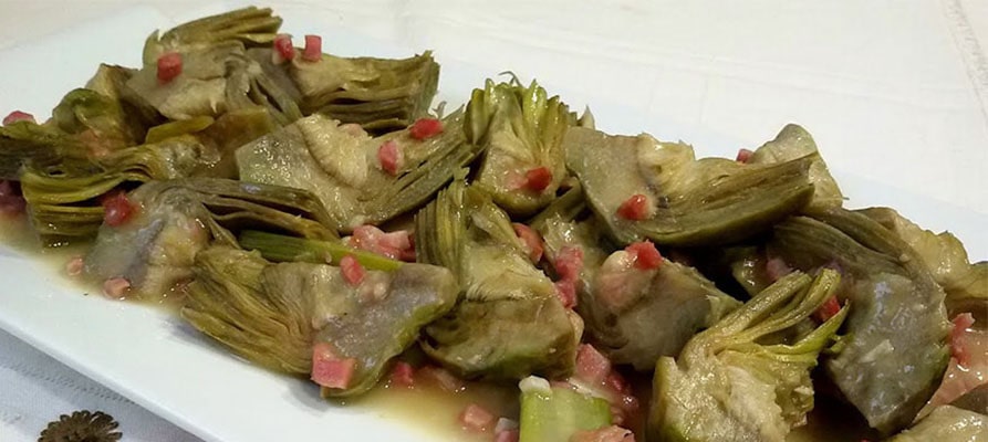 Alcachofas con jamón y cebolla
