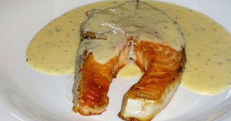 Salmón con salsa de queso
