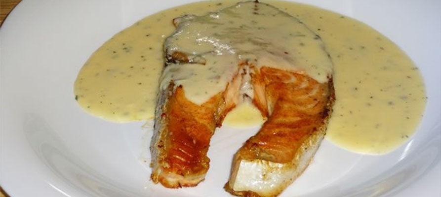 Salmón con salsa de queso