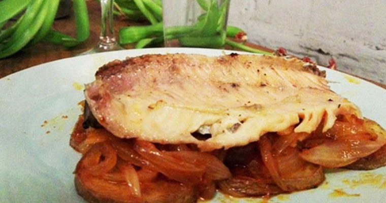 Trucha al vapor con tomate, cebolla y patatas