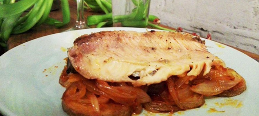 Trucha al vapor con tomate, cebolla y patatas