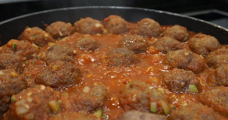 Albóndigas con salsa de tomate y calabacín