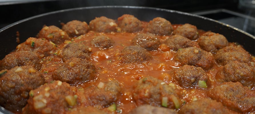 Albóndigas con salsa de tomate y calabacín