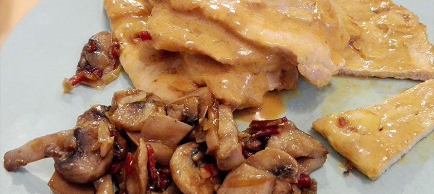 Pechugas a la mostaza con champiñones y jamón