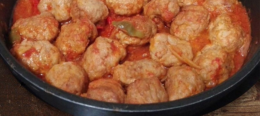 Albóndigas con salsa de tomate y pimiento