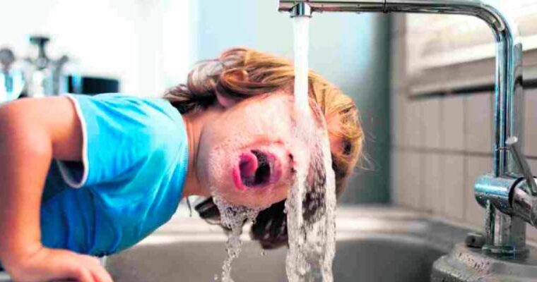 Las 10 razones para beber agua mineral embotellada y no del grifo