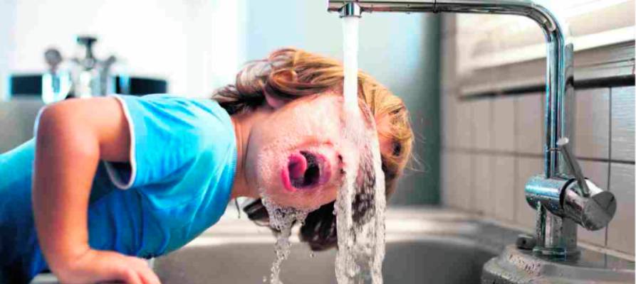 Las 10 razones para beber agua mineral embotellada y no del grifo