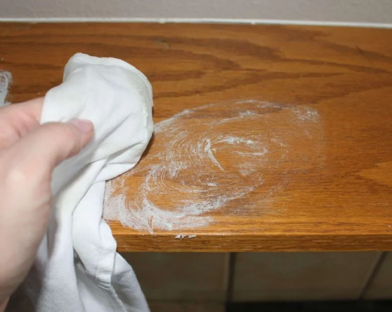 Limpieza de madera con pasta de dientes