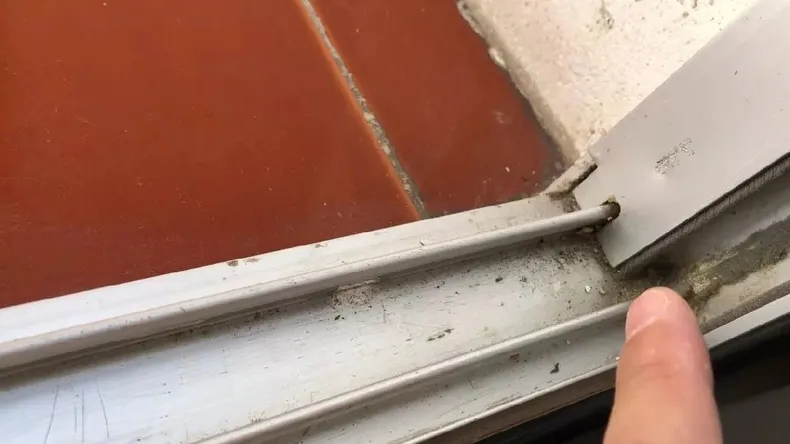 Limpiar los railes de puertas y ventanas correderas