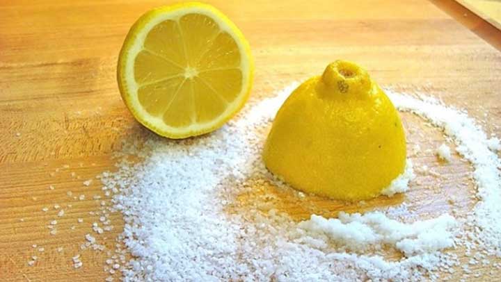 Limpiar la tabla de cortar con sal y limón