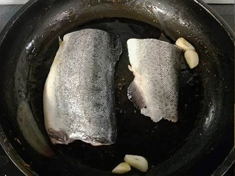 Trucha marcada en sartén con ajos