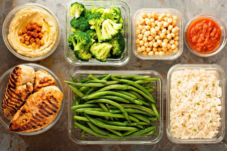 Tuppers de cristal con alimentos
